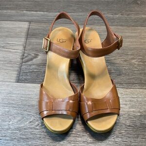 UGG Women's Brown Leather Sandals size 8 (j12)